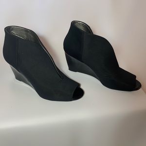 Bandolino Black Open Toe Wedges